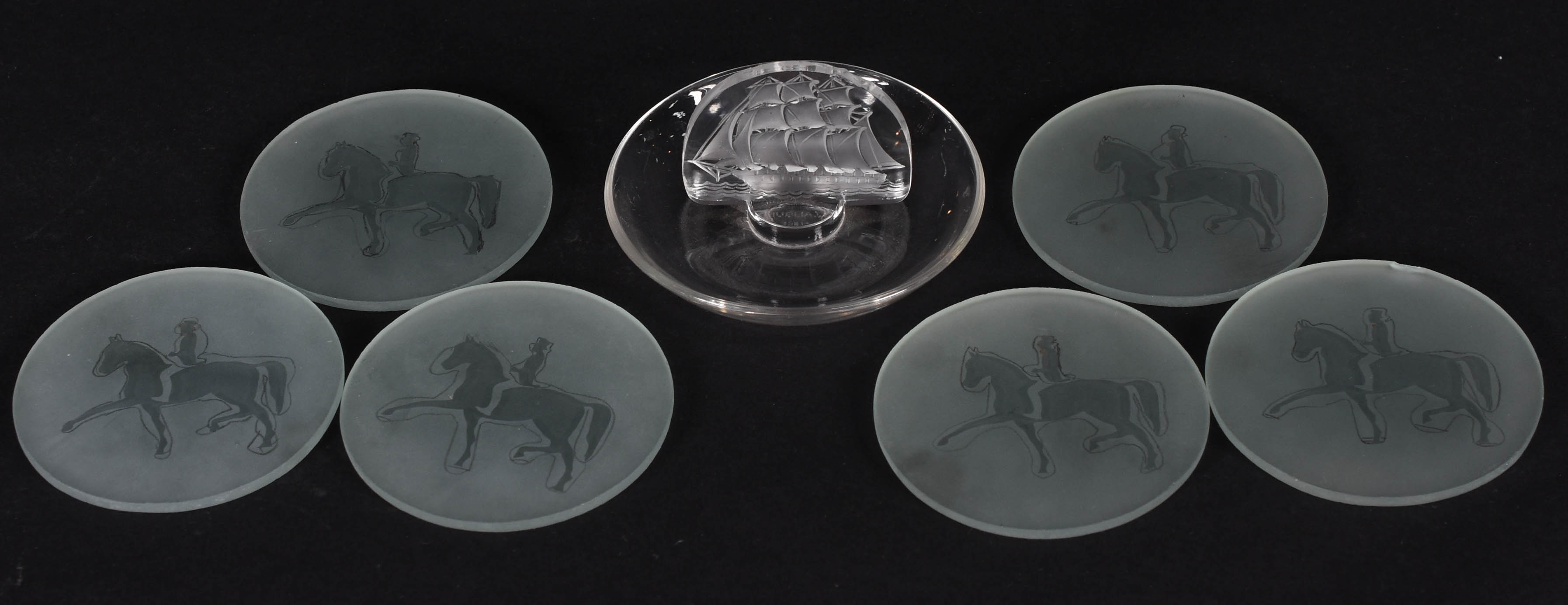 Porta alianças de cristal com figura de caravela, assinado LALIQUE... - foto 2 de 5