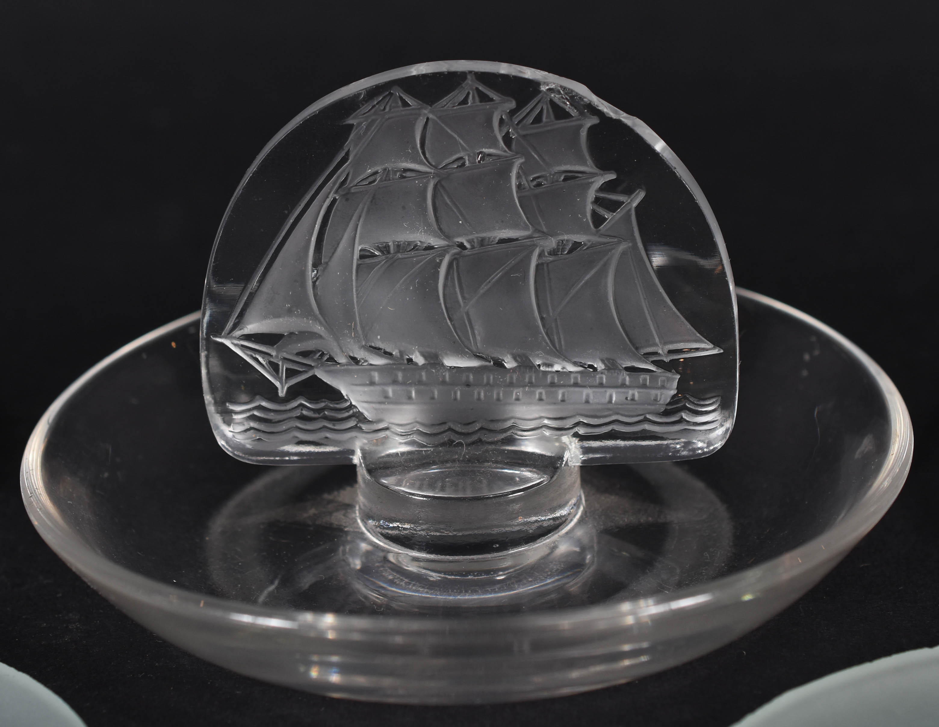 Porta alianças de cristal com figura de caravela, assinado LALIQUE... - foto 3 de 5