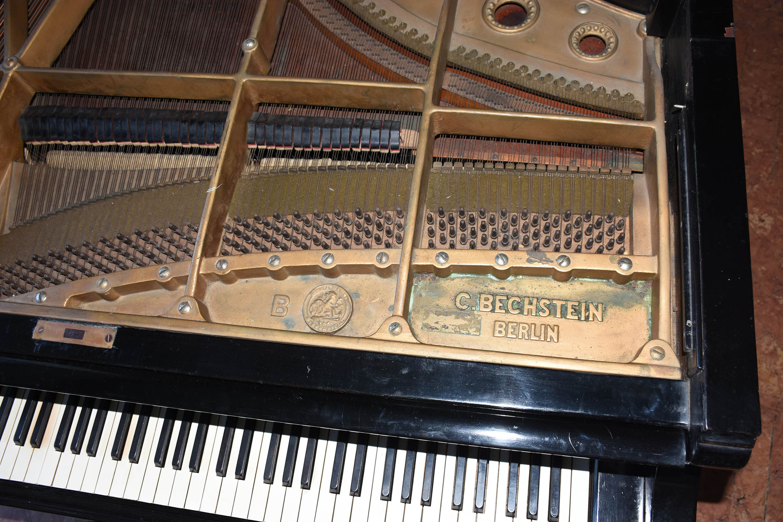 Piano meia cauda alemão marca C.BECHSTEIN. Coleção BIBI FERREIRA... - foto 5 de 7