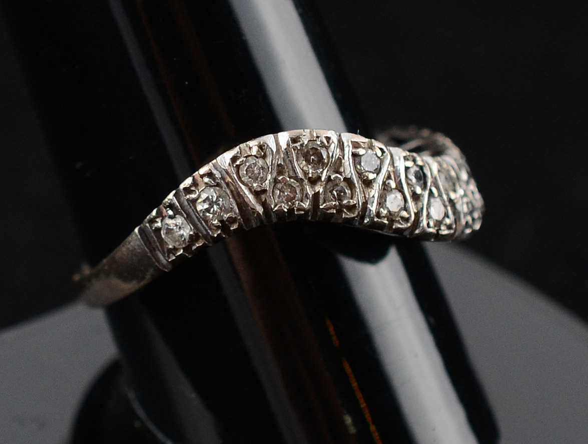 Anel de ouro branco com quinze brilhantes com 0,70 ct - 4 g - Aro... - foto 2 de 3