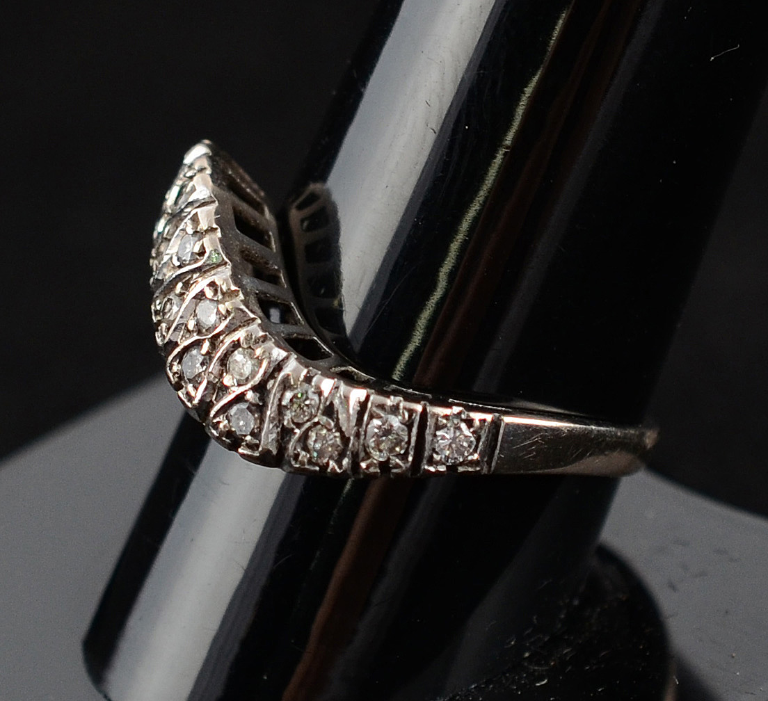 Anel de ouro branco com quinze brilhantes com 0,70 ct - 4 g - Aro... - foto 3 de 3