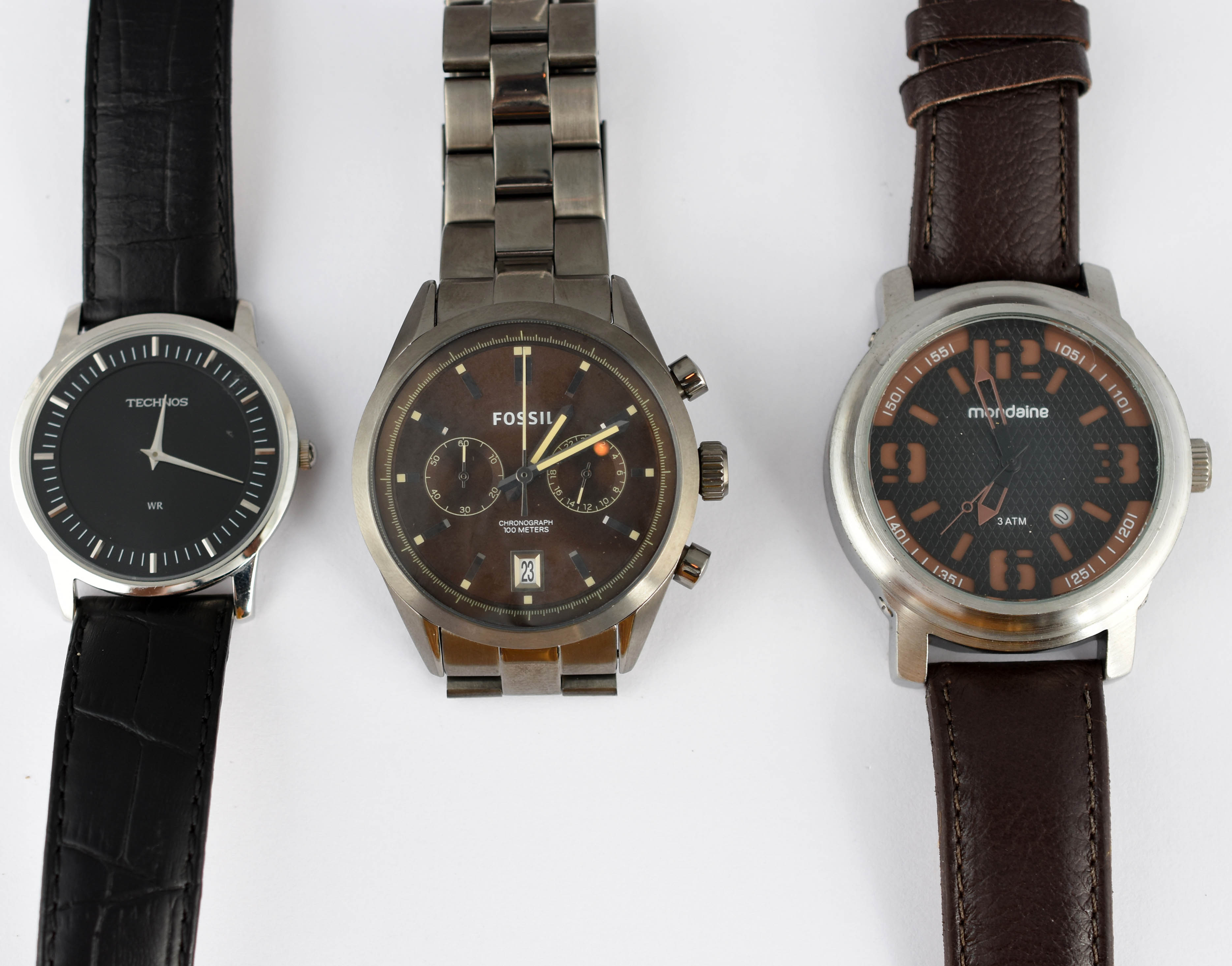 Três relógios sendo, 1 Mondaine, 1 Technos, e 1 Fóssil. - foto 1 de 7