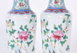Par de vasos de porcelana chinesa decorado em p... - Par de vasos de porcelana chinesa decorado em policromia.