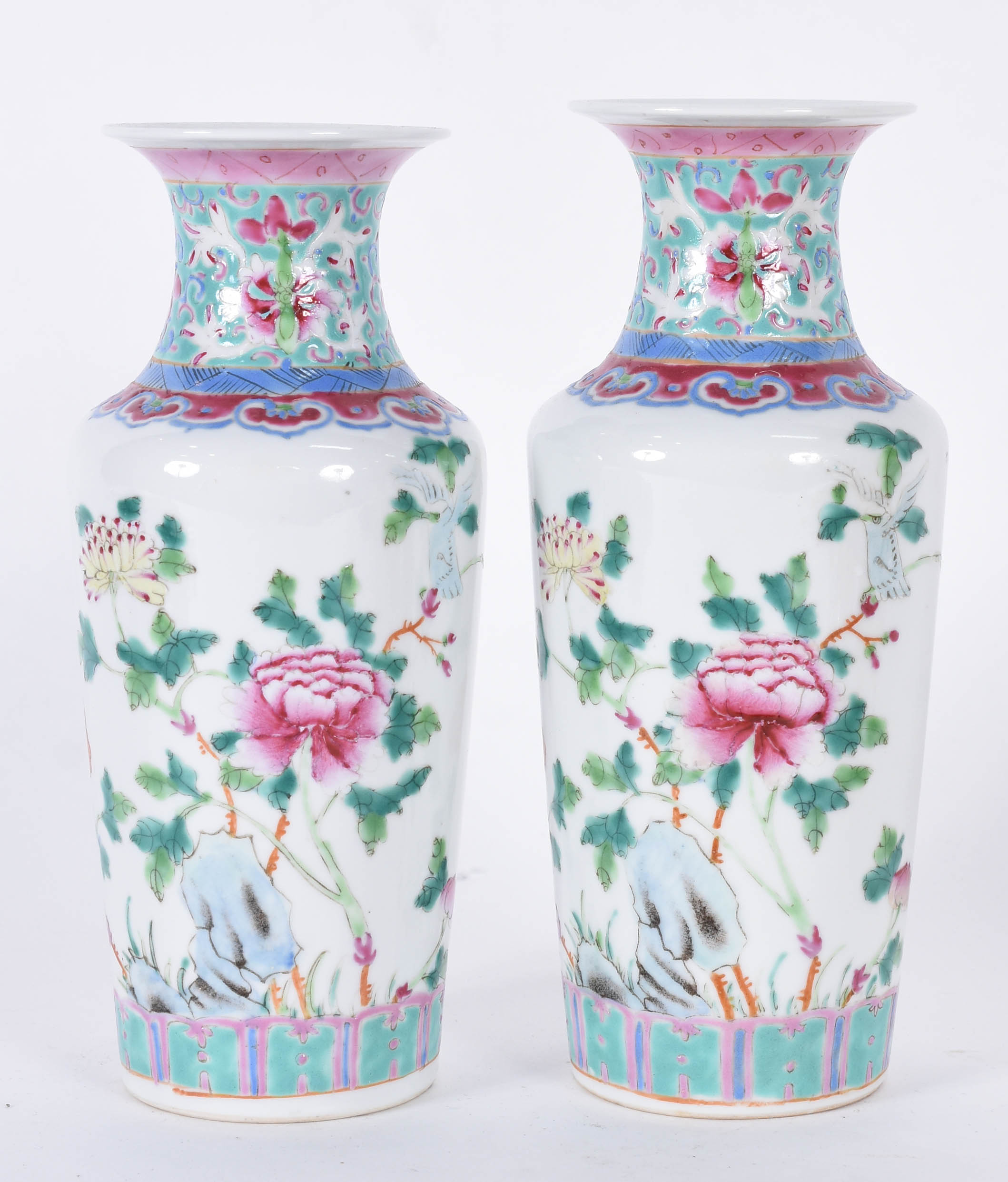 Par de vasos de porcelana chinesa decorado em policromia. - foto 1 de 3