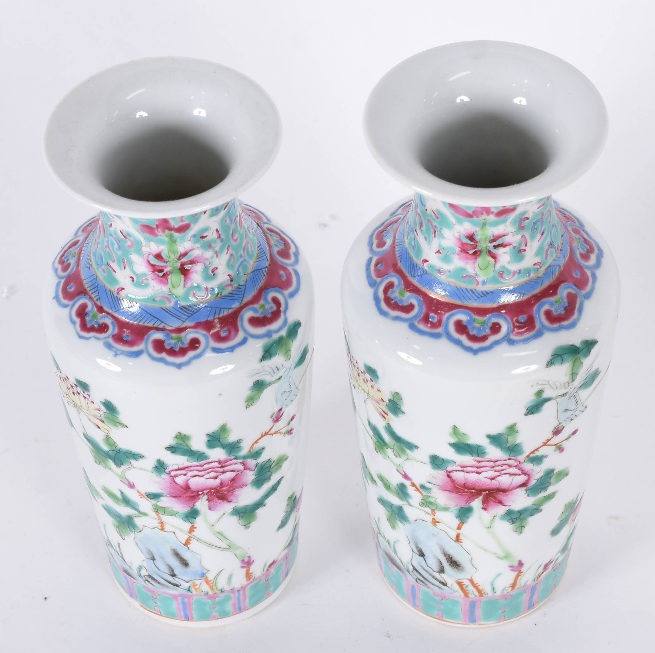 Par de vasos de porcelana chinesa decorado em policromia. - foto 2 de 3