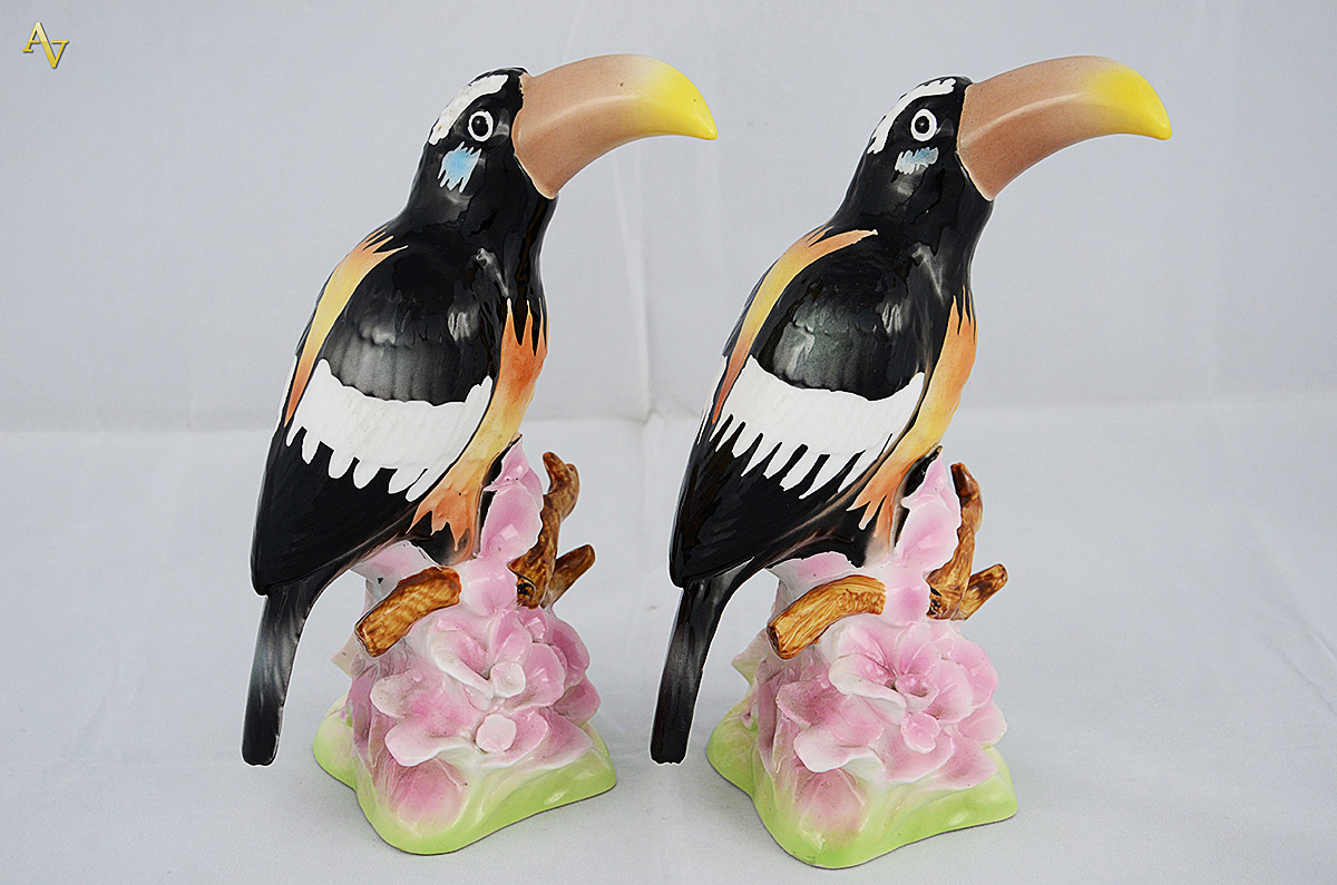 Par de tucanos de porcelana policromada. Altura 21 cm cada.