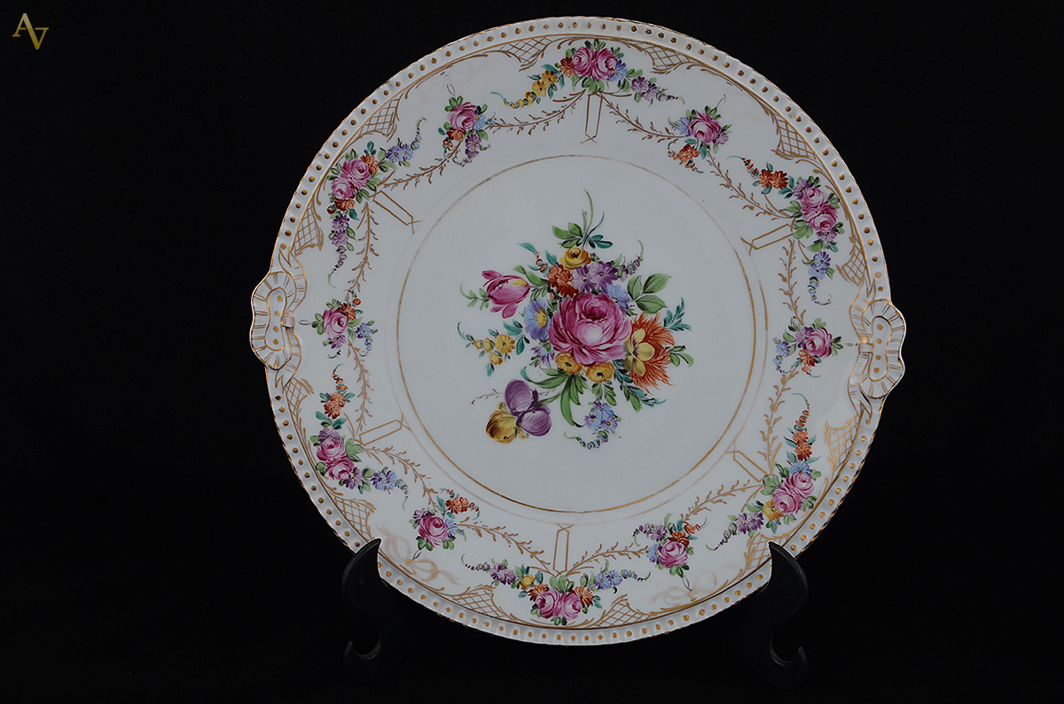 Prato de porcelana floral para bolo. Diâmetro 30,5 cm.