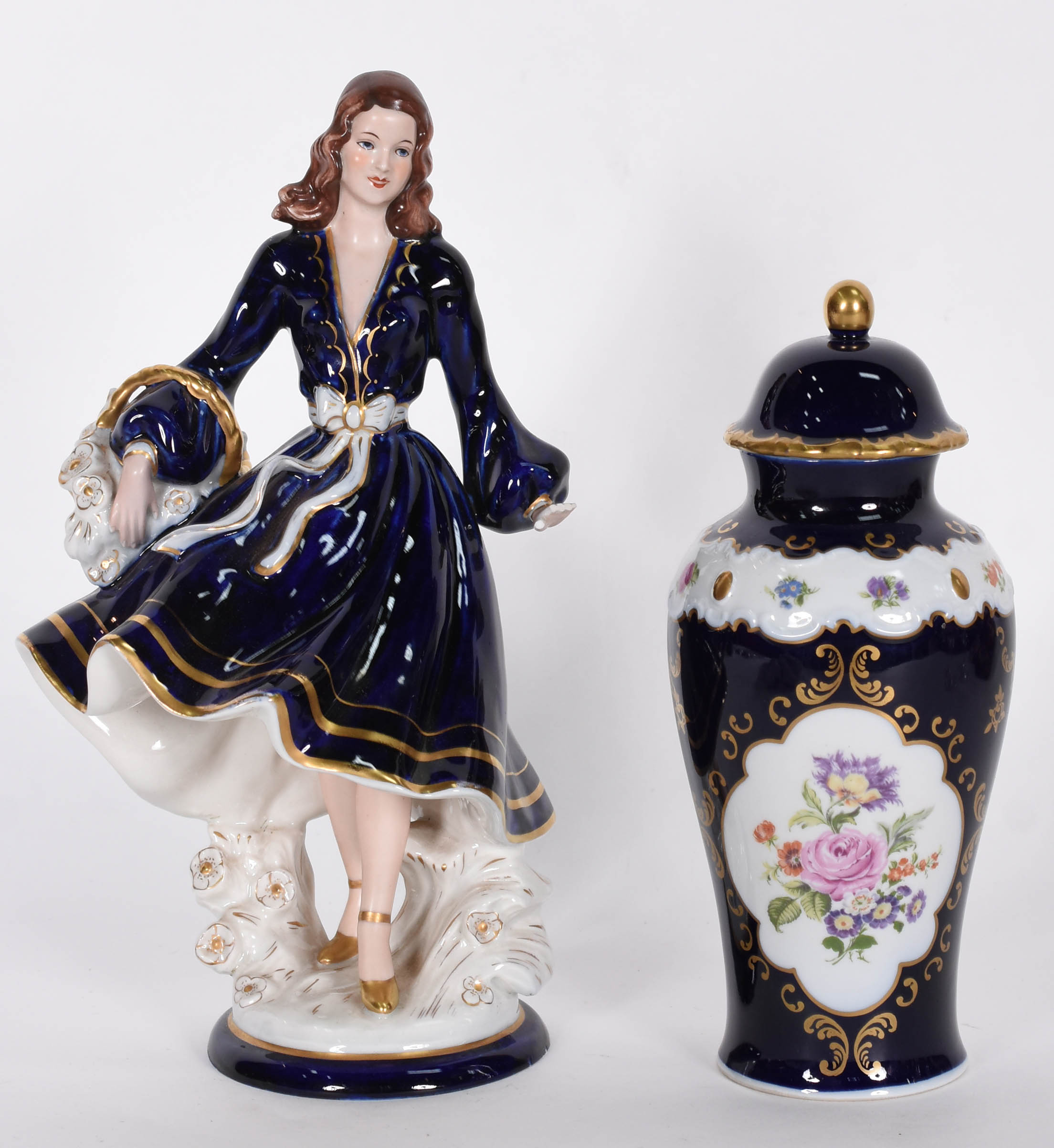 Duas peças de porcelana européia azul cobalto e dourado sendo, 1... - foto 1 de 7
