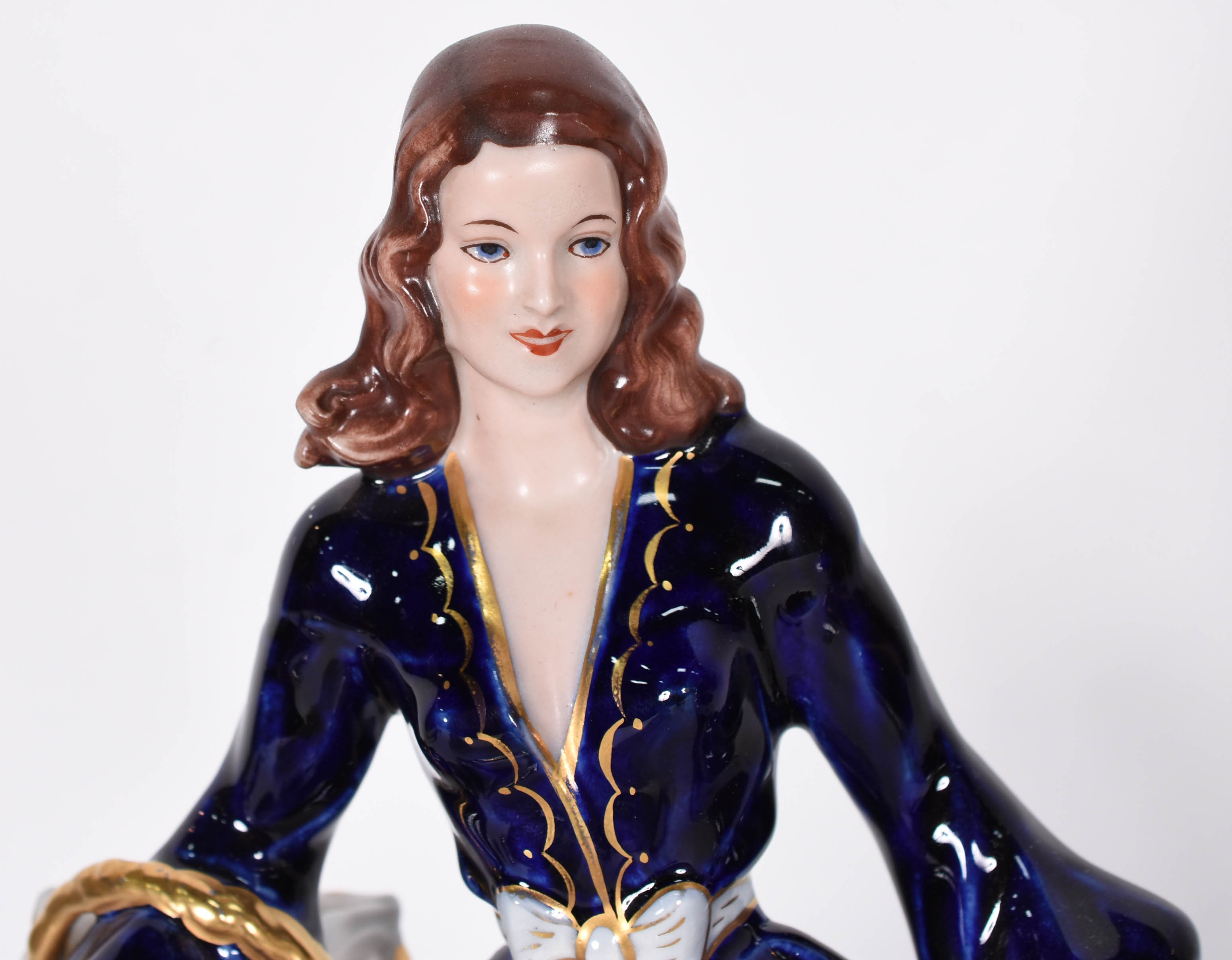 Duas peças de porcelana européia azul cobalto e dourado sendo, 1... - foto 2 de 7