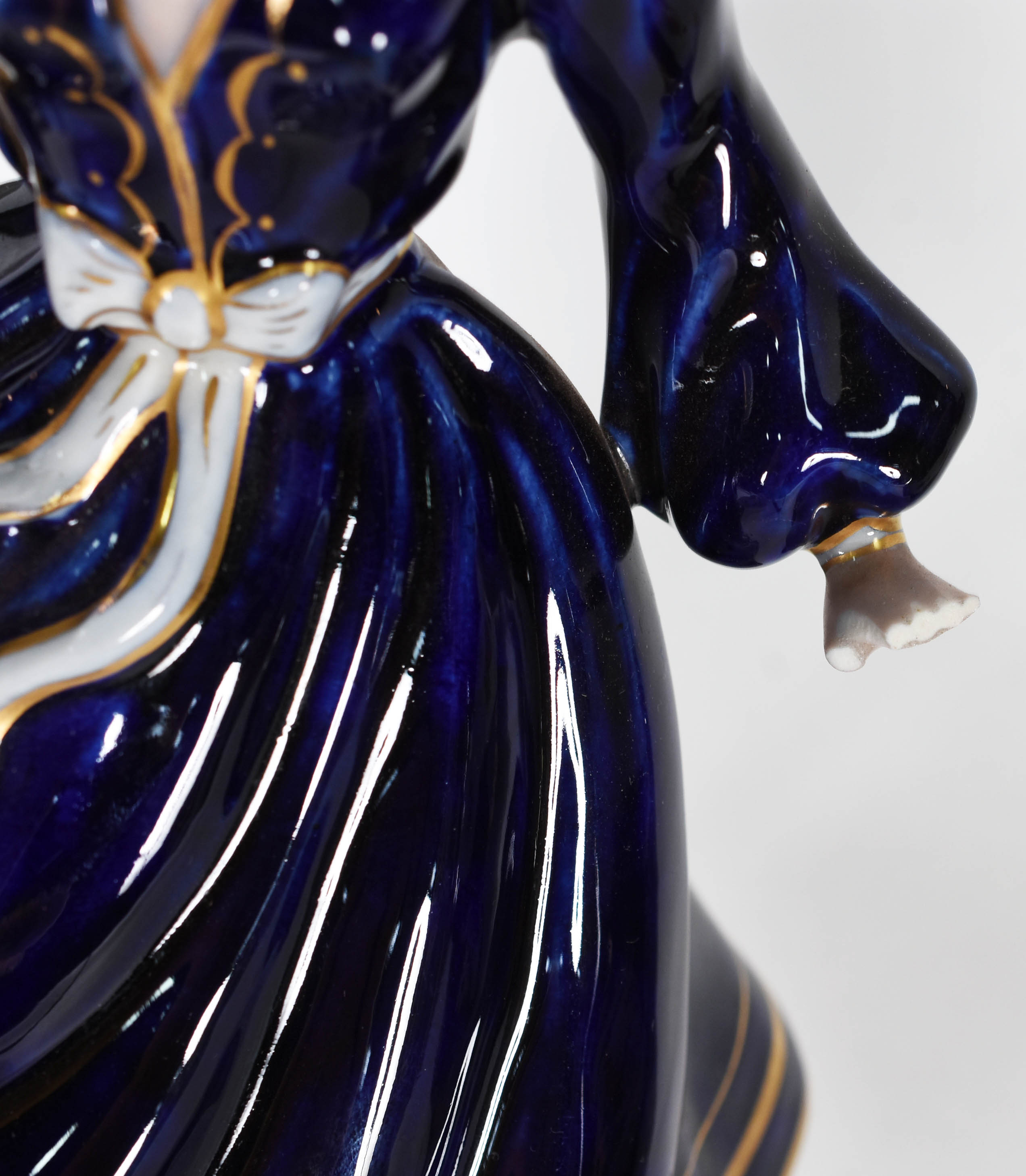Duas peças de porcelana européia azul cobalto e dourado sendo, 1... - foto 3 de 7