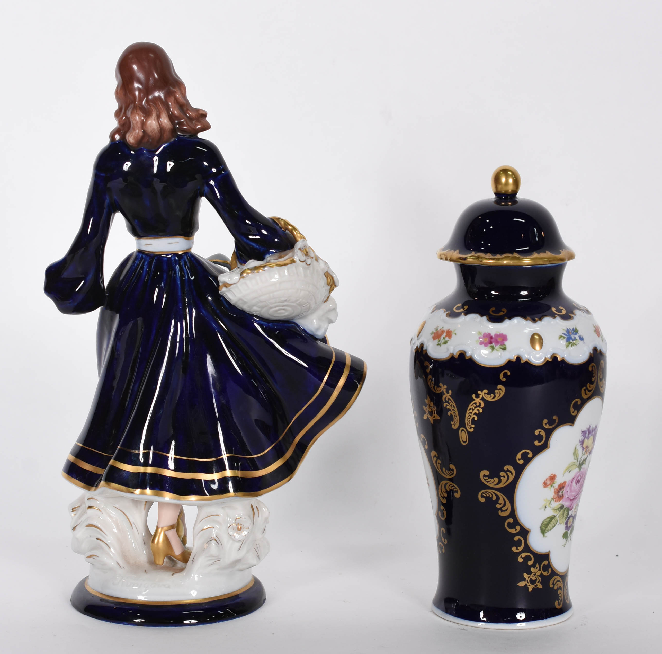 Duas peças de porcelana européia azul cobalto e dourado sendo, 1... - foto 4 de 7