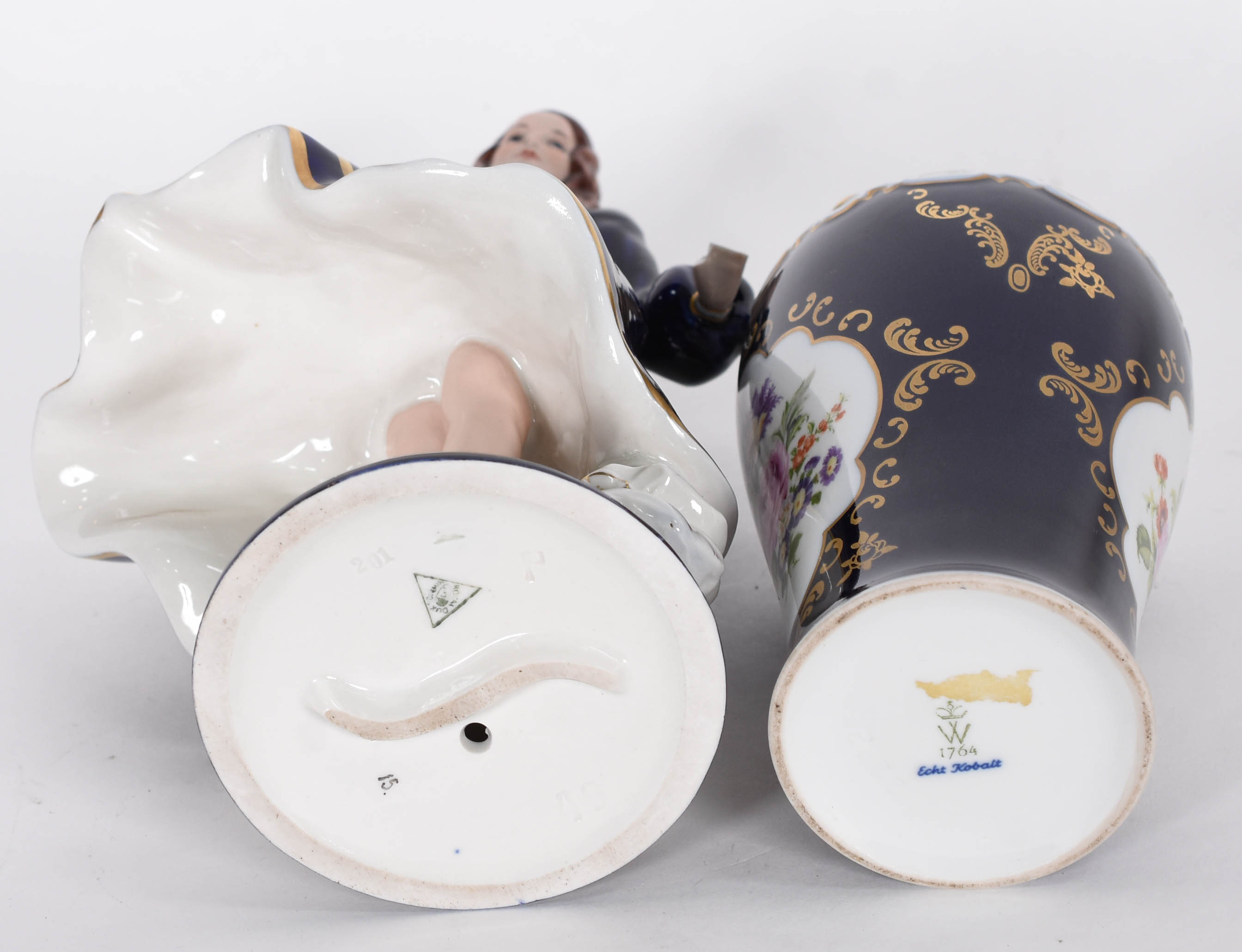 Duas peças de porcelana européia azul cobalto e dourado sendo, 1... - foto 5 de 7