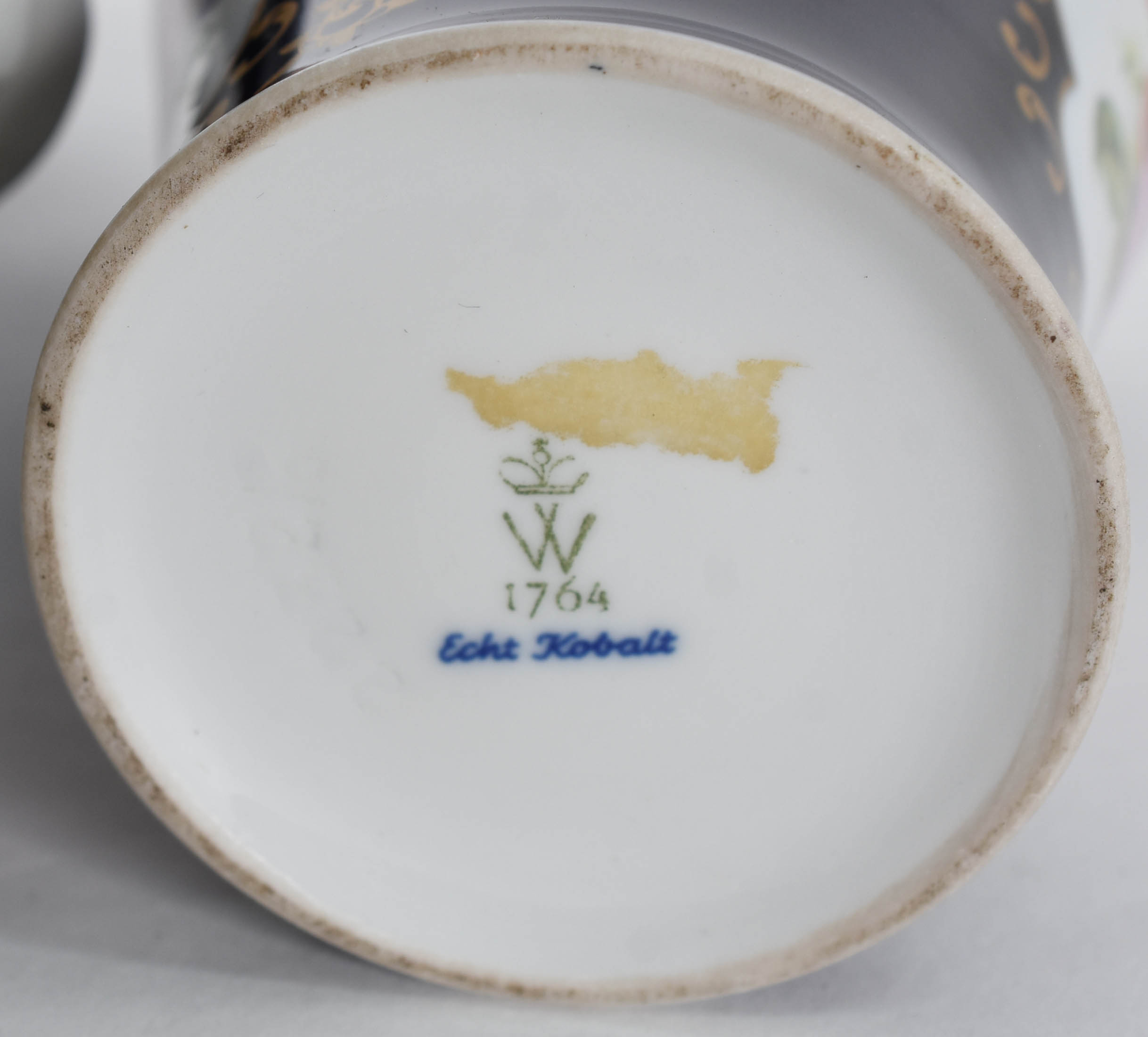 Duas peças de porcelana européia azul cobalto e dourado sendo, 1... - foto 6 de 7