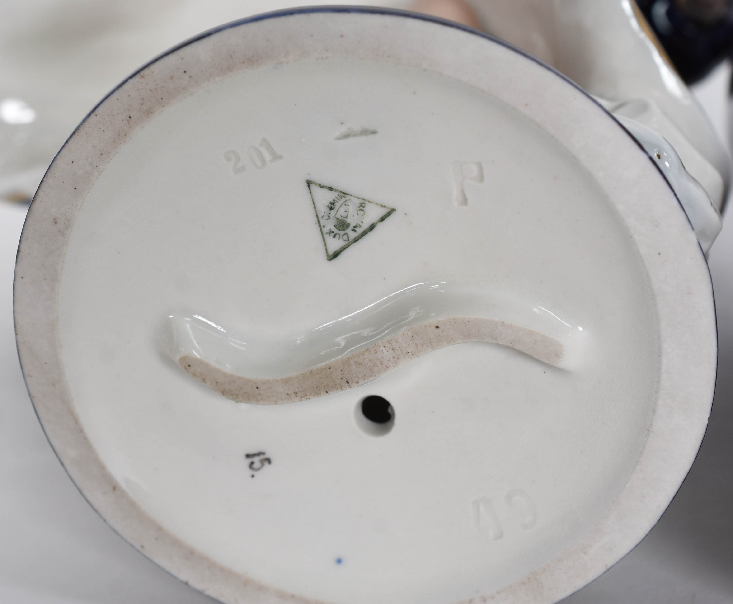 Duas peças de porcelana européia azul cobalto e dourado sendo, 1... - foto 7 de 7