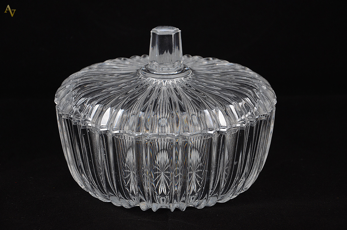 Bomboniere com tampa de cristal lapidado em gomos. Altura 12 cm e...