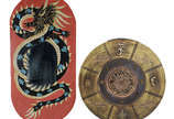 Duas peças decorativas, sendo mandala de tecido... - Duas peças decorativas, sendo mandala de tecido (diâmetro 0,80 m) e espelho decorado com dragão em policromia (medida externa 1,20 x 0,60 m).