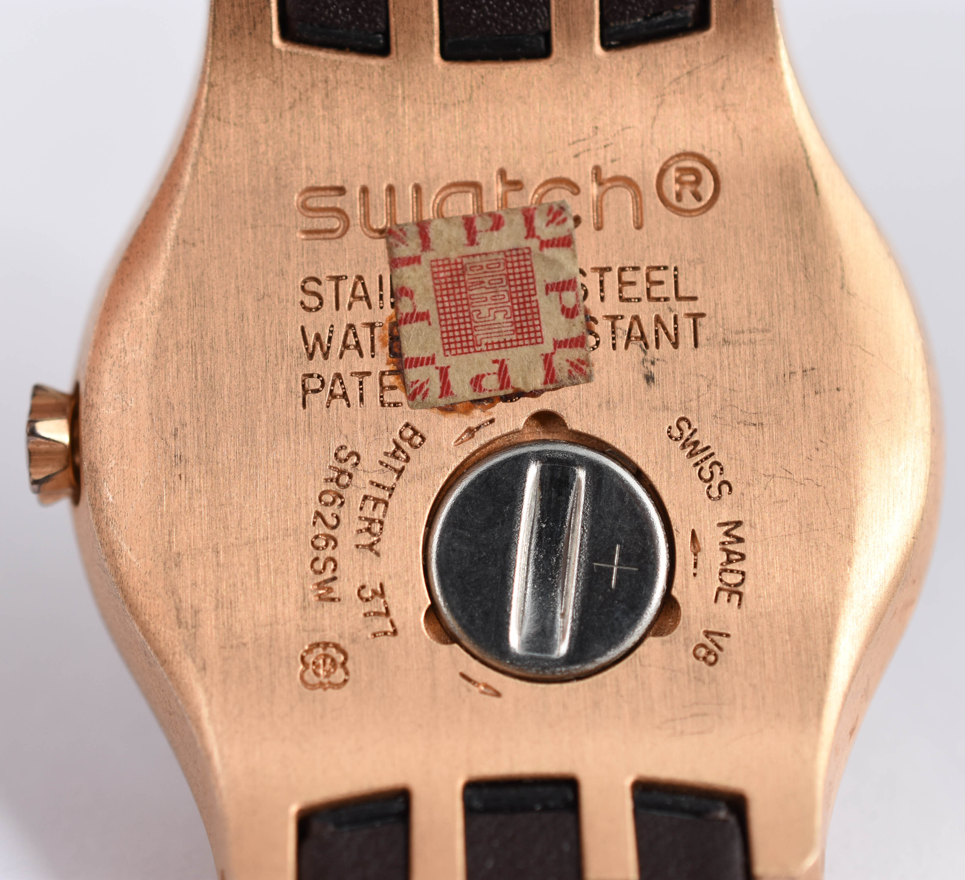 Três relógios sendo, 1 Empório Armani, 1 Technos, e 1 Swatch. - foto 3 de 7