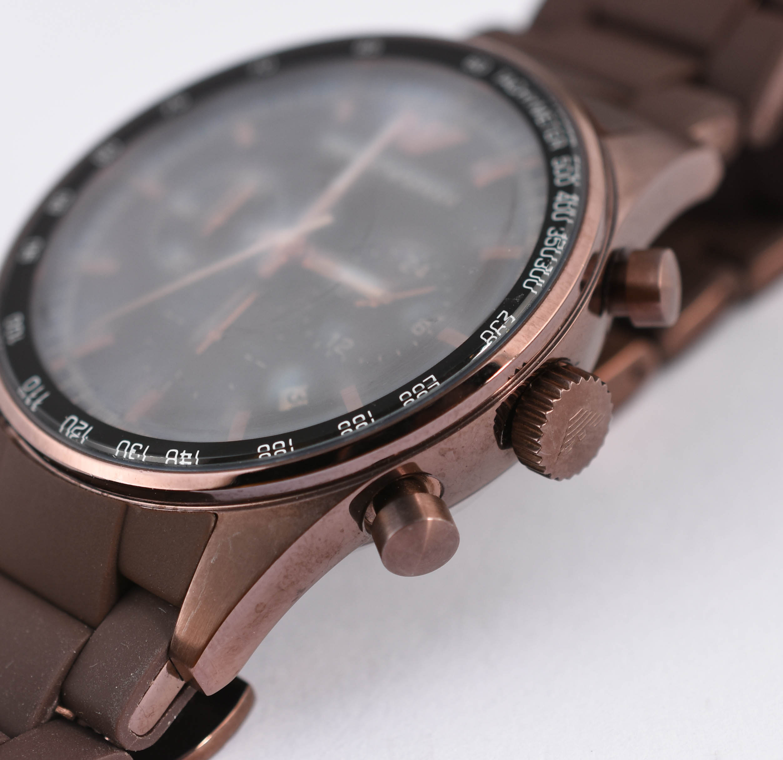 Três relógios sendo, 1 Empório Armani, 1 Technos, e 1 Swatch. - foto 6 de 7