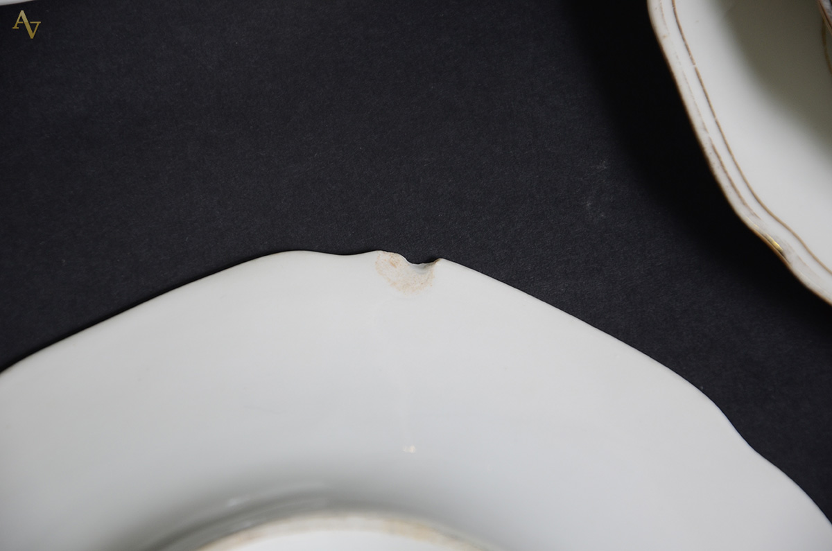 Serviço de jantar de porcelana alemã, sendo 23 pratos rasos (um com... - foto 5 de 5