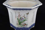 Cachepot feitio oitavado de porcelana oriental ... - Cachepot feitio oitavado de porcelana oriental com flores policromadas e ideogramas. Altura 28 cm e diâmetro 34,5 cm.