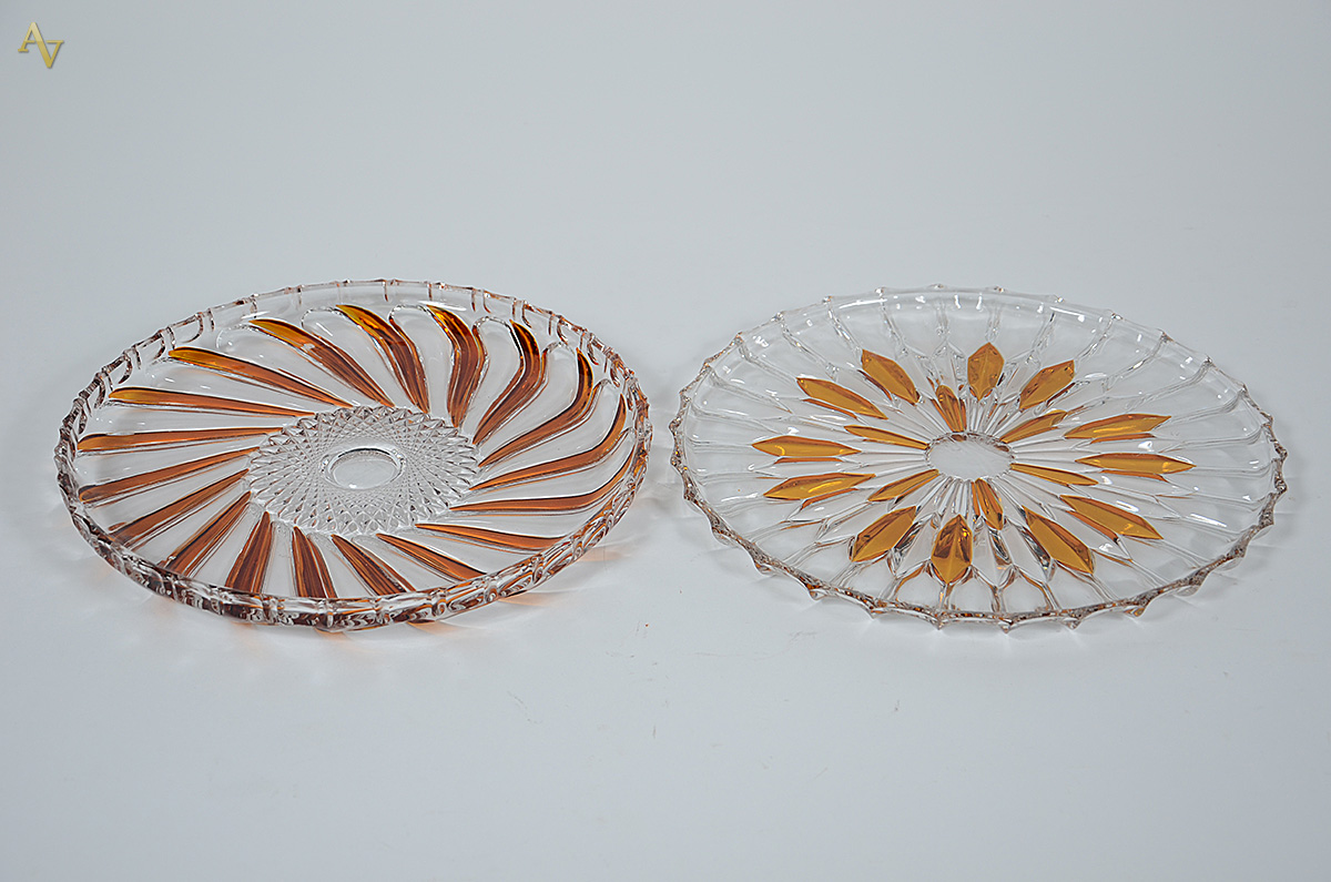 Dois pratos de cristal com detalhes na cor ambar. Diâmetro 28,5 cm e... - foto 1 de 3