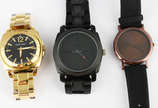 Três relógios sendo, 1 Monte Carlo, 1 Aero e 1 ... - Três relógios sendo, 1 Monte Carlo, 1 Aero e 1 Chillibeans.