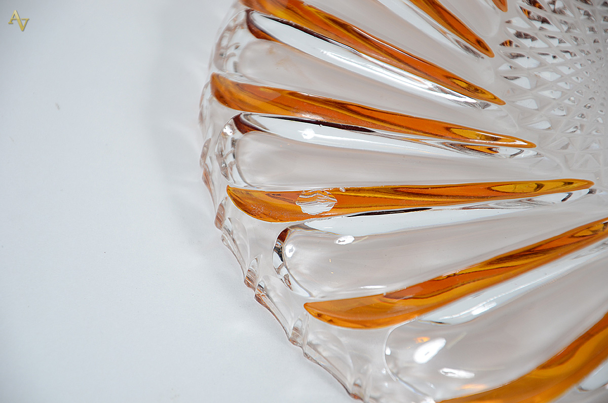 Dois pratos de cristal com detalhes na cor ambar. Diâmetro 28,5 cm e... - foto 2 de 3
