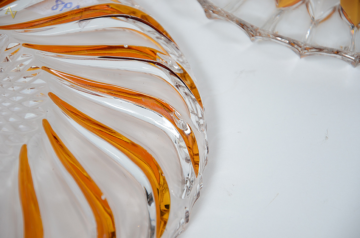Dois pratos de cristal com detalhes na cor ambar. Diâmetro 28,5 cm e... - foto 3 de 3
