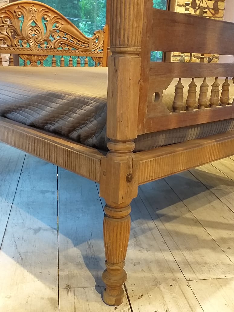 Cama King size de madeira trabalhada (teca) da Indonésia com dossel. - foto 4 de 5