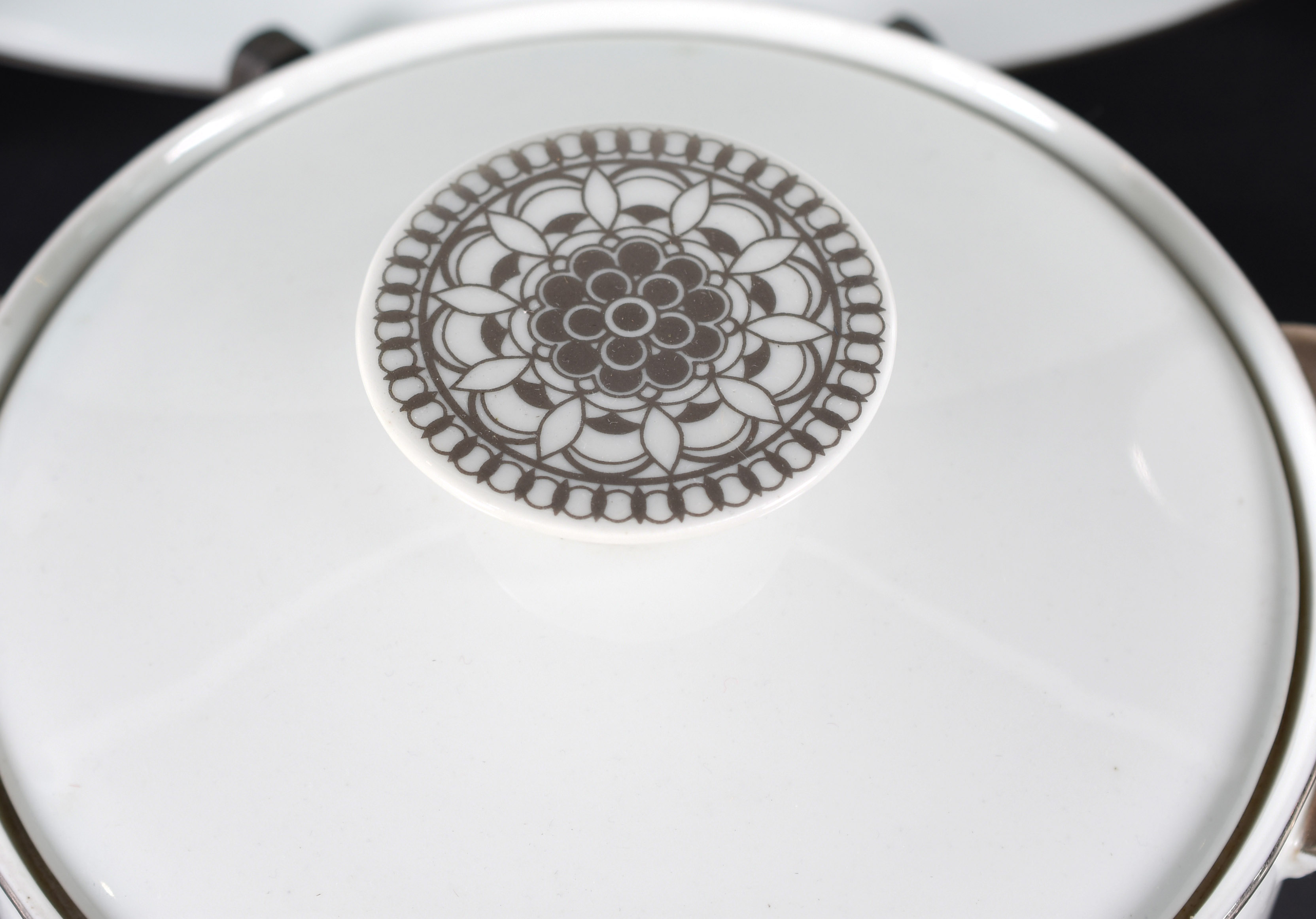 Aparelho de jantar de porcelana nacional, composto de 6 pratos rasos... - foto 2 de 5