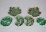 Seis pratos de faiança portuguesa verde no feit... - Seis pratos de faiança portuguesa verde no feitio de folhas, tamanhos variados: dois pratos 21 x 15 cm, um prato 15 x 16 cm, um prato 19 x 20 cm...