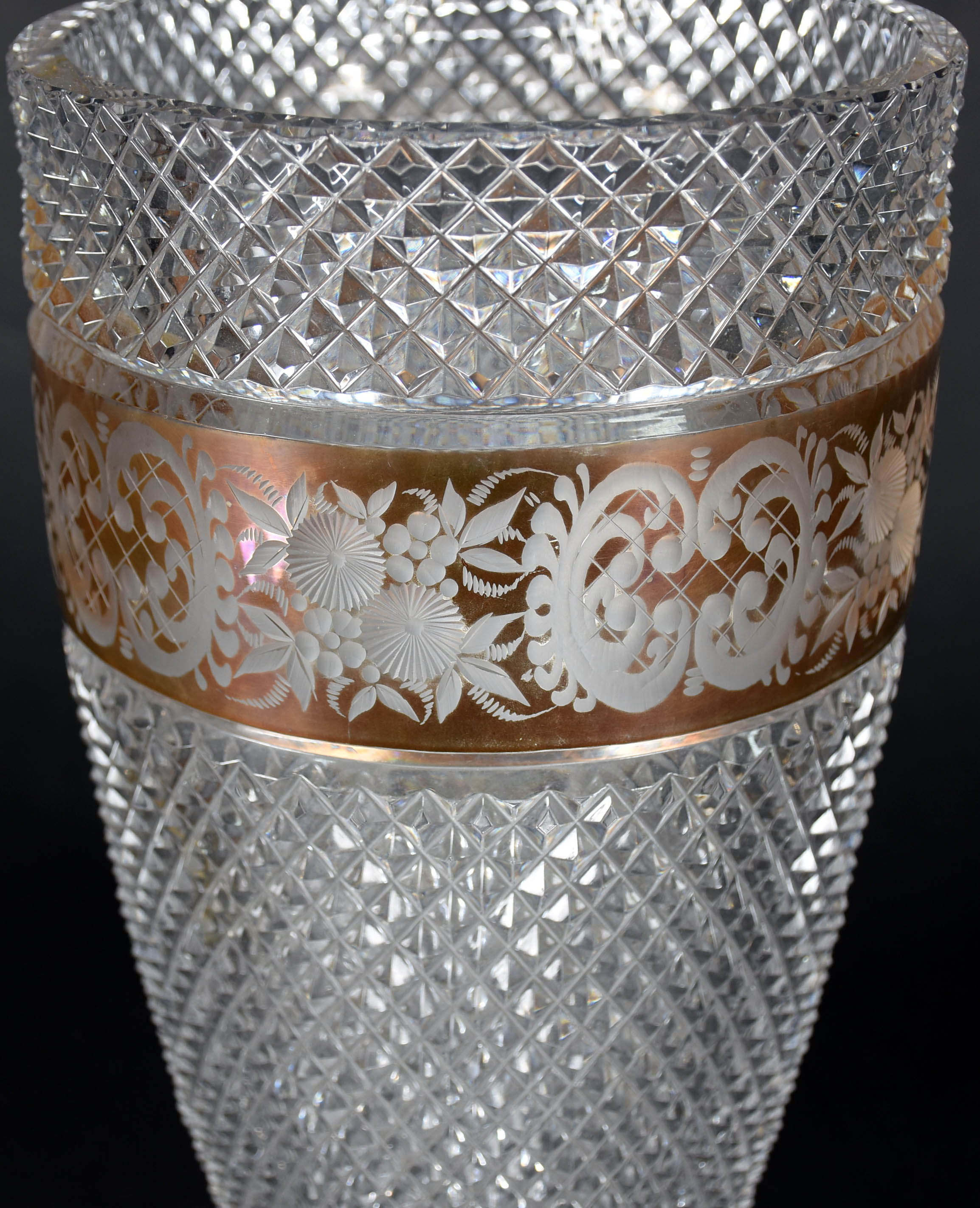 Vaso de cristal lapidação bico de jaca e grega dourada (com restauro). - foto 1 de 5