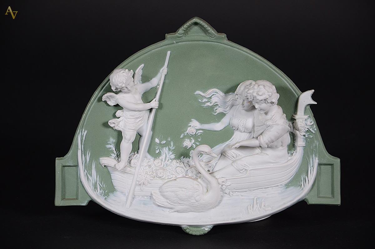 Placa de porcelana Wedgwood na cor verde decorada com cena romântica...