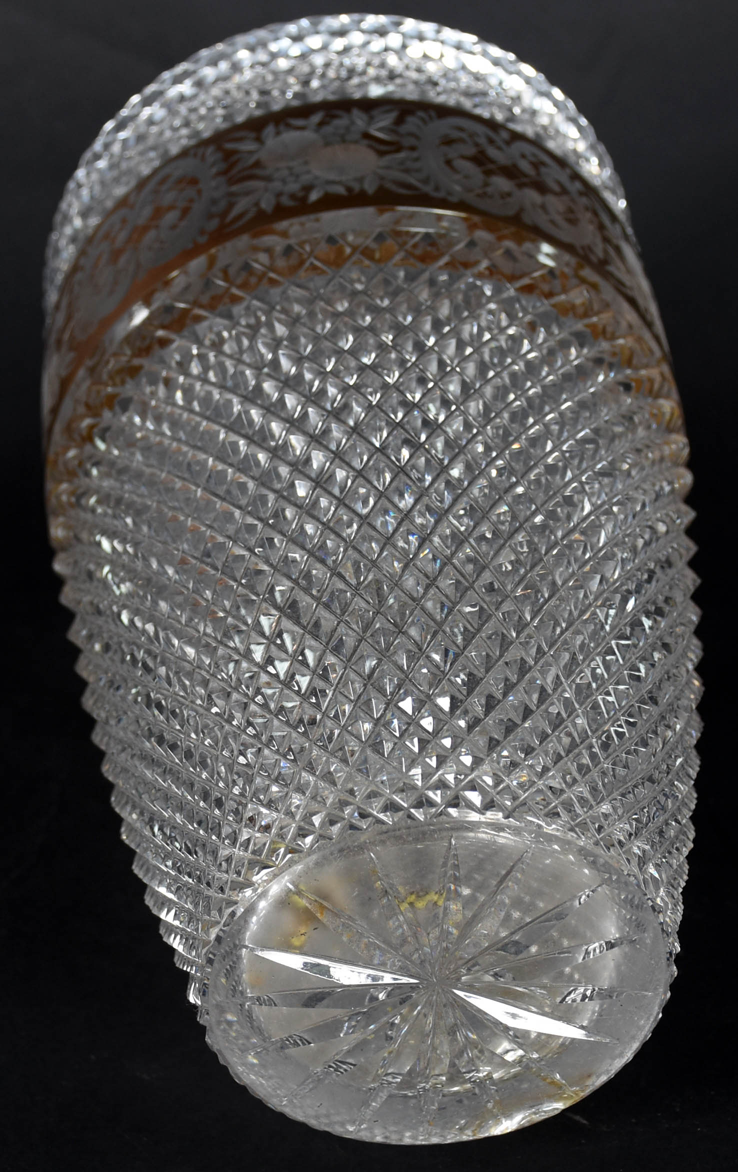 Vaso de cristal lapidação bico de jaca e grega dourada (com restauro). - foto 2 de 5