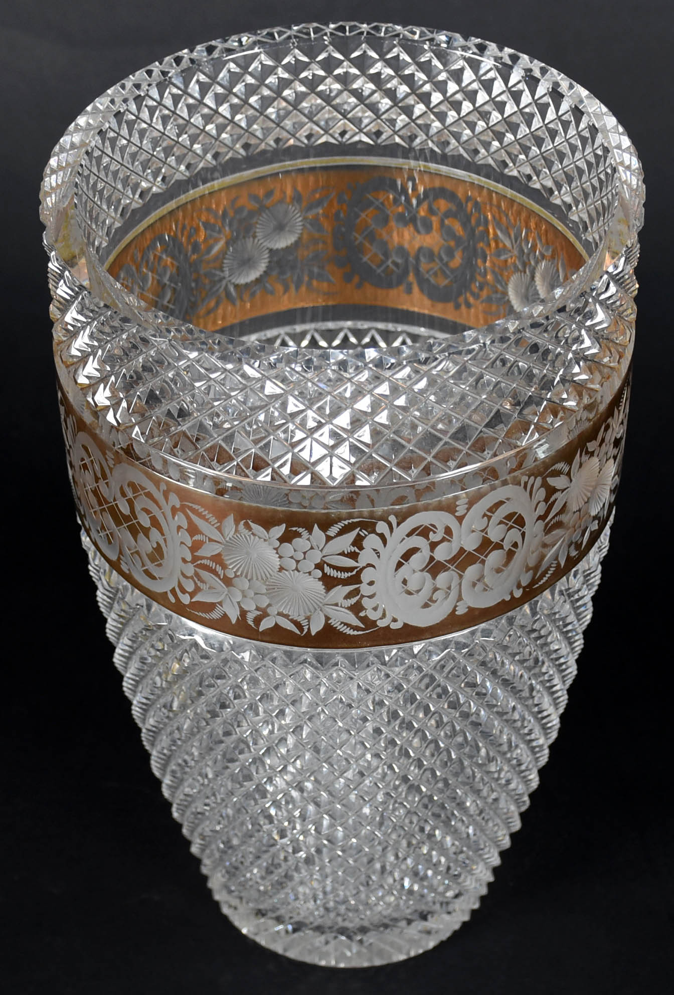 Vaso de cristal lapidação bico de jaca e grega dourada (com restauro). - foto 4 de 5