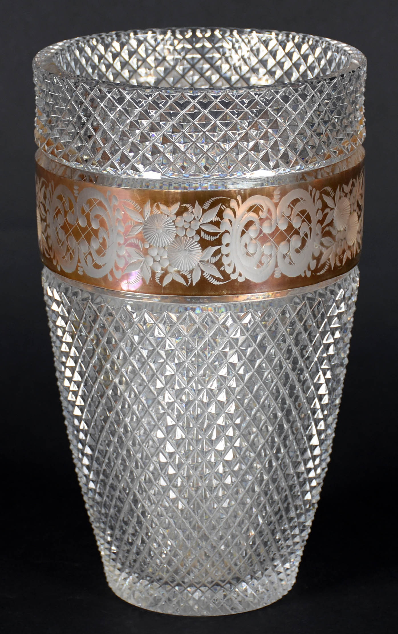 Vaso de cristal lapidação bico de jaca e grega dourada (com restauro). - foto 5 de 5