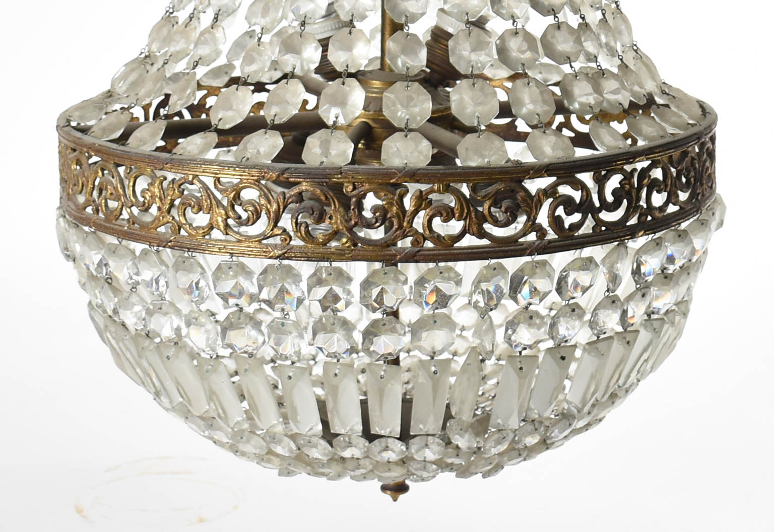 Lustre estilo Império com contas de cristal e armação de bronze. - foto 2 de 2