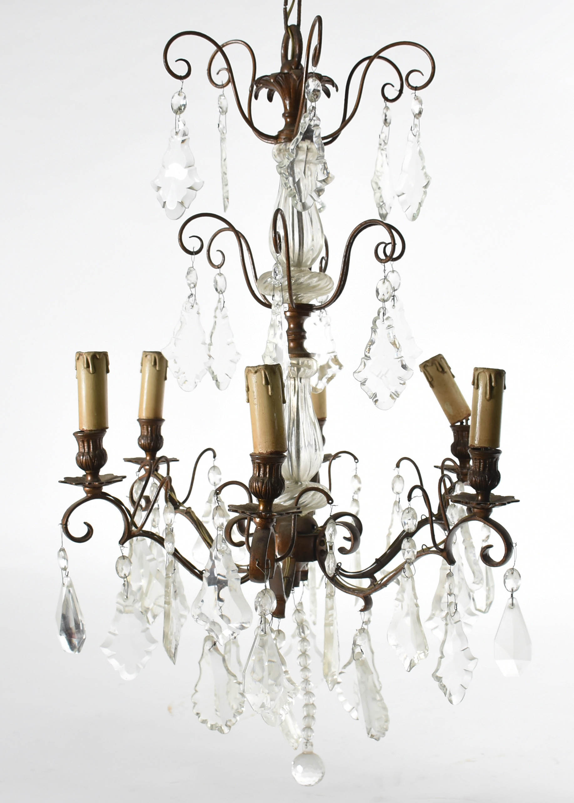 Lustre para 6 luzes de metal com placas de cristal lapidado. - foto 1 de 2