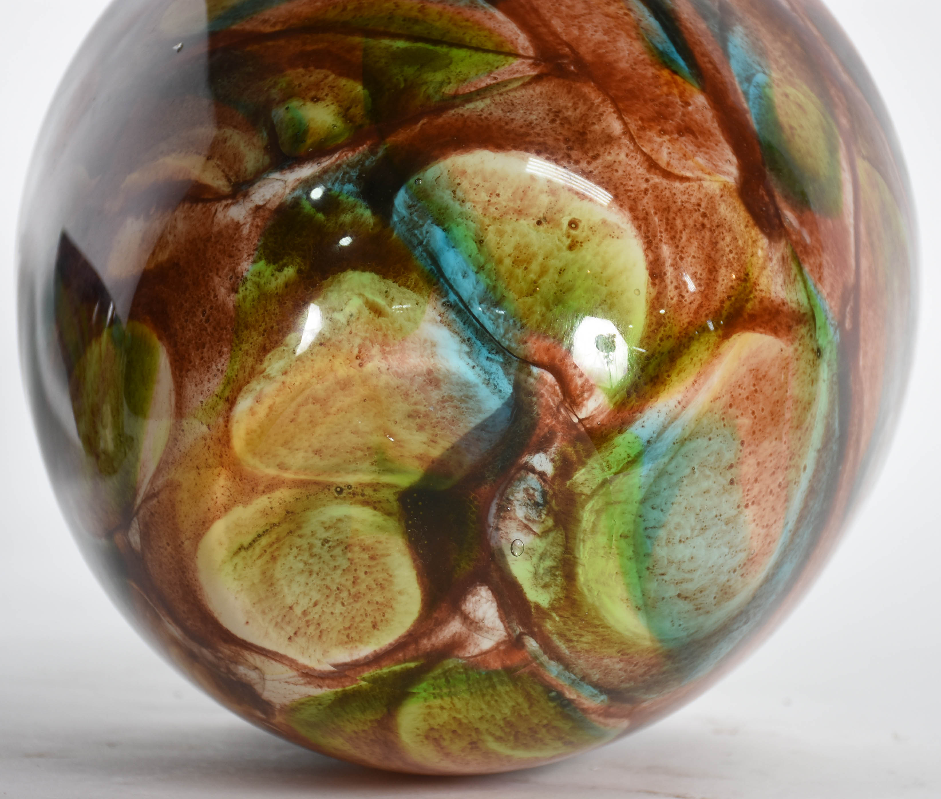Vaso de murano decorativo com mesclas em tons de marrom e verde. - foto 3 de 3