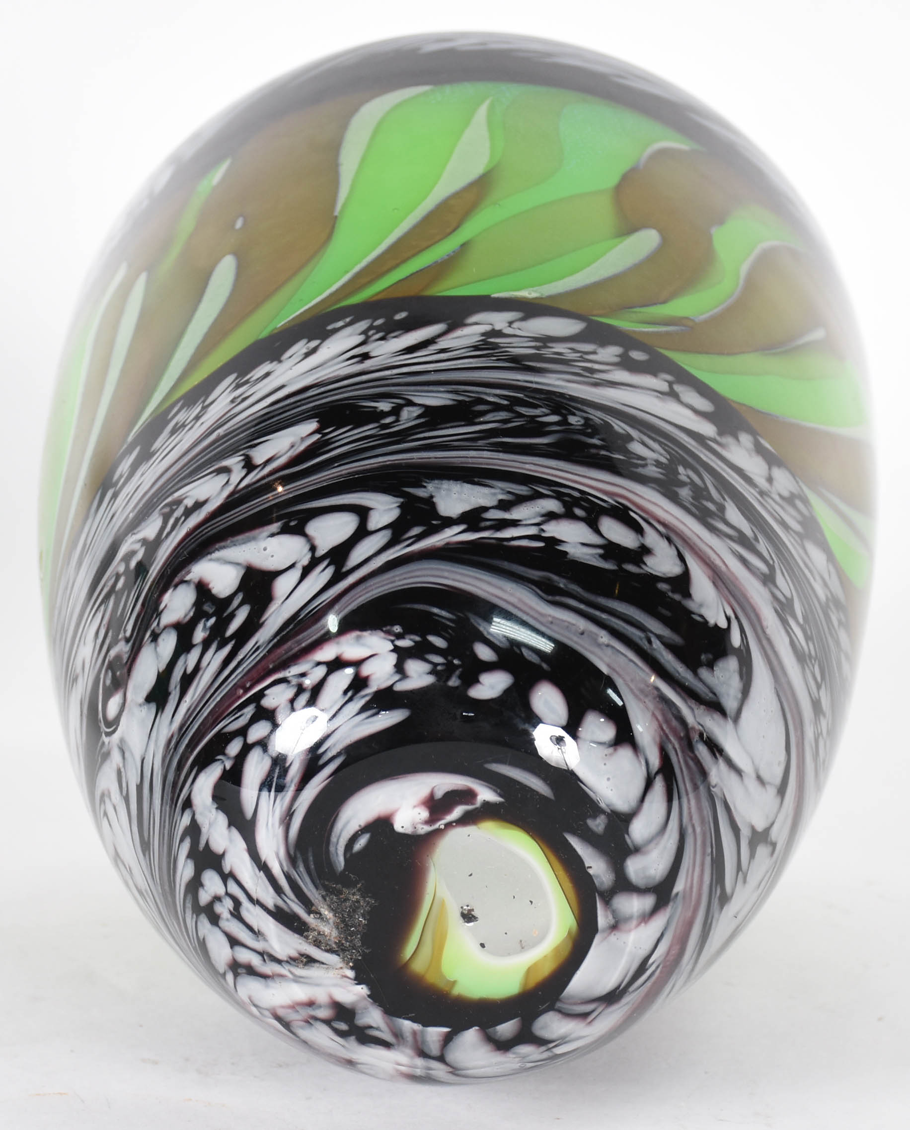 Vaso de murano decorativo com mesclas em preto e branco e parte... - foto 3 de 3