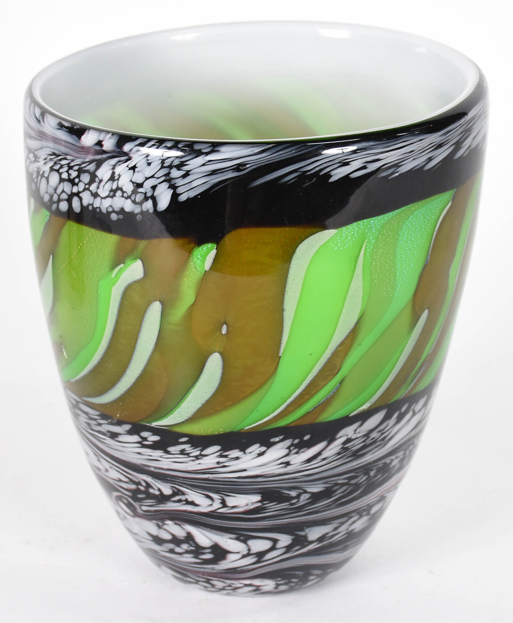 Vaso de murano decorativo com mesclas em preto e branco e parte... - foto 2 de 3