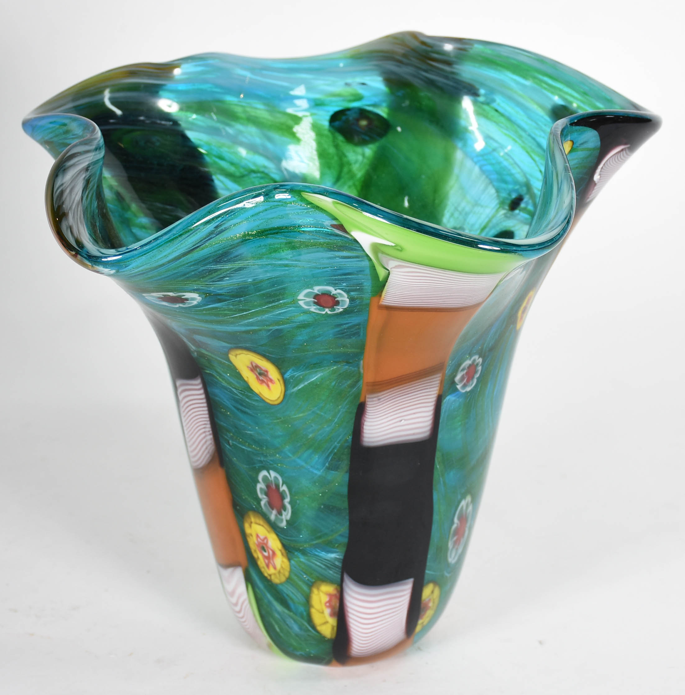 Vaso de murano verde com mesclas coloridas e "milifiori". - foto 2 de 3