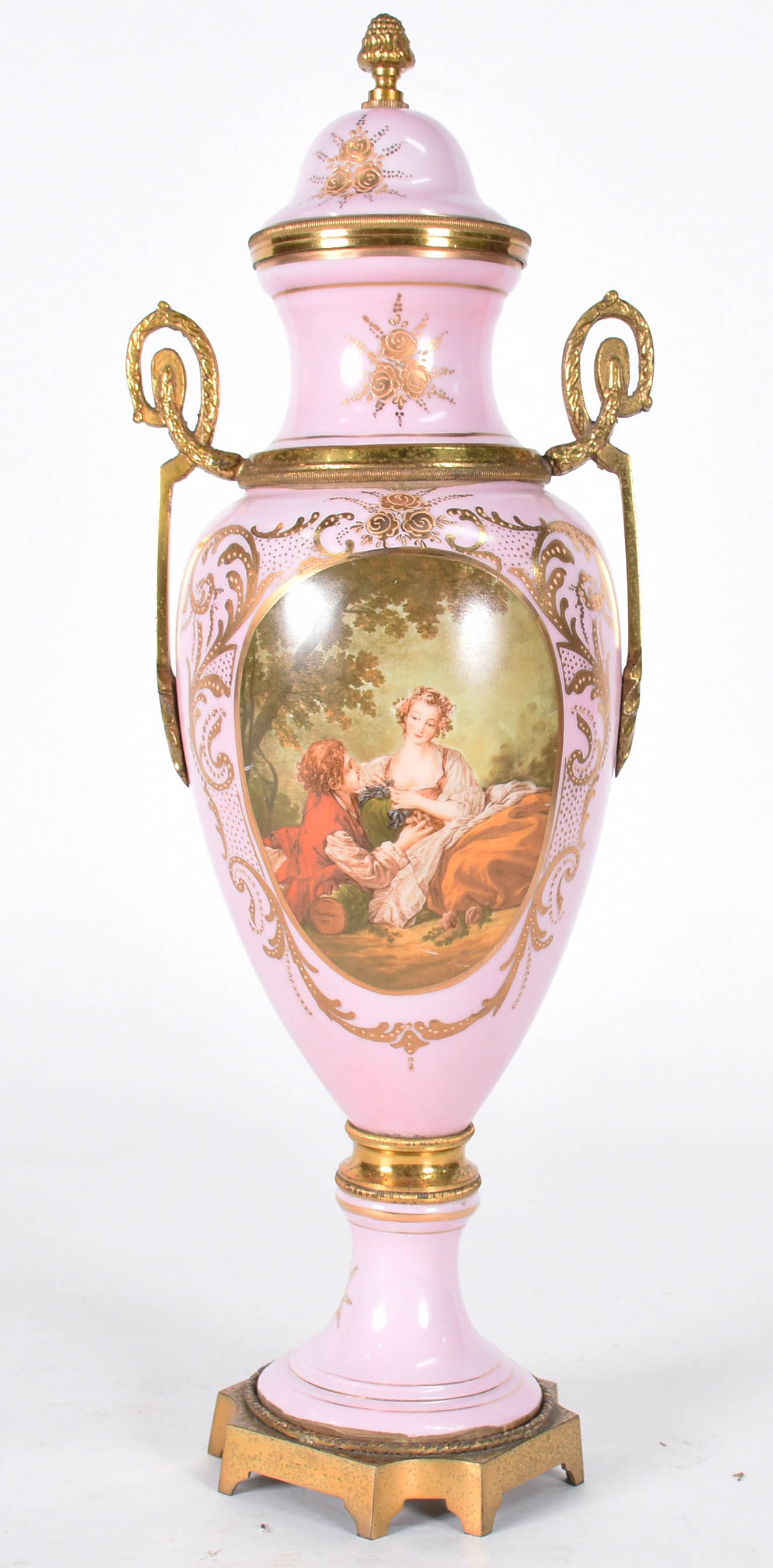 Ânfora de porcelana na cor rosa decorada com cena romântica em... - foto 1 de 4