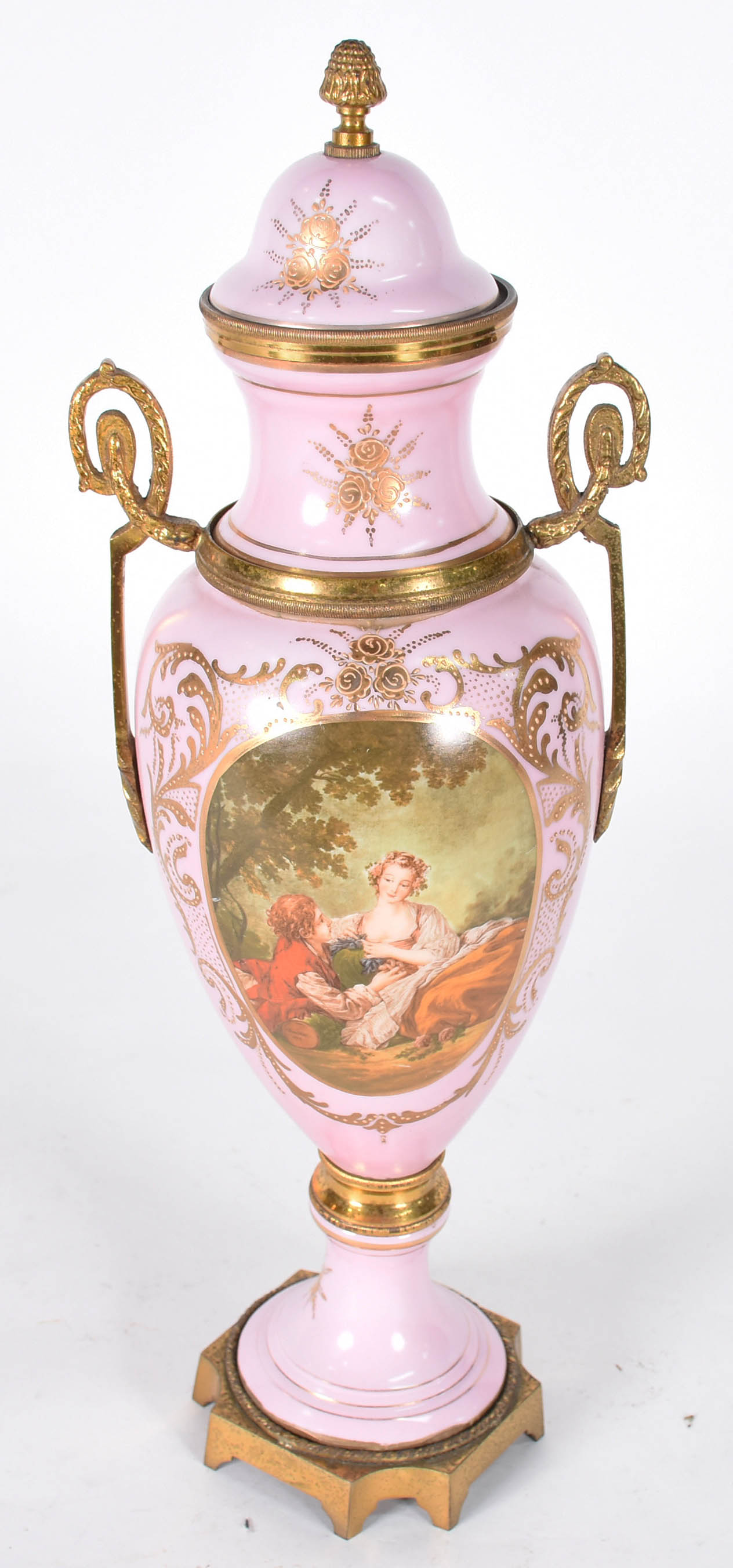 Ânfora de porcelana na cor rosa decorada com cena romântica em... - foto 2 de 4