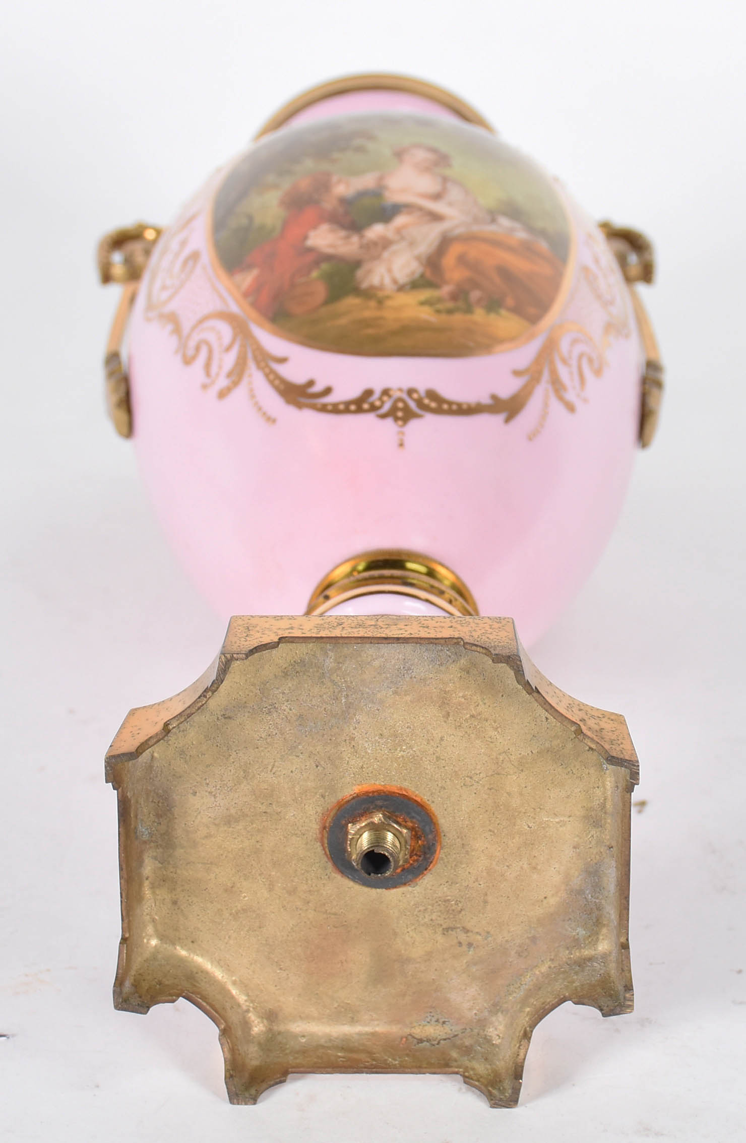 Ânfora de porcelana na cor rosa decorada com cena romântica em... - foto 4 de 4