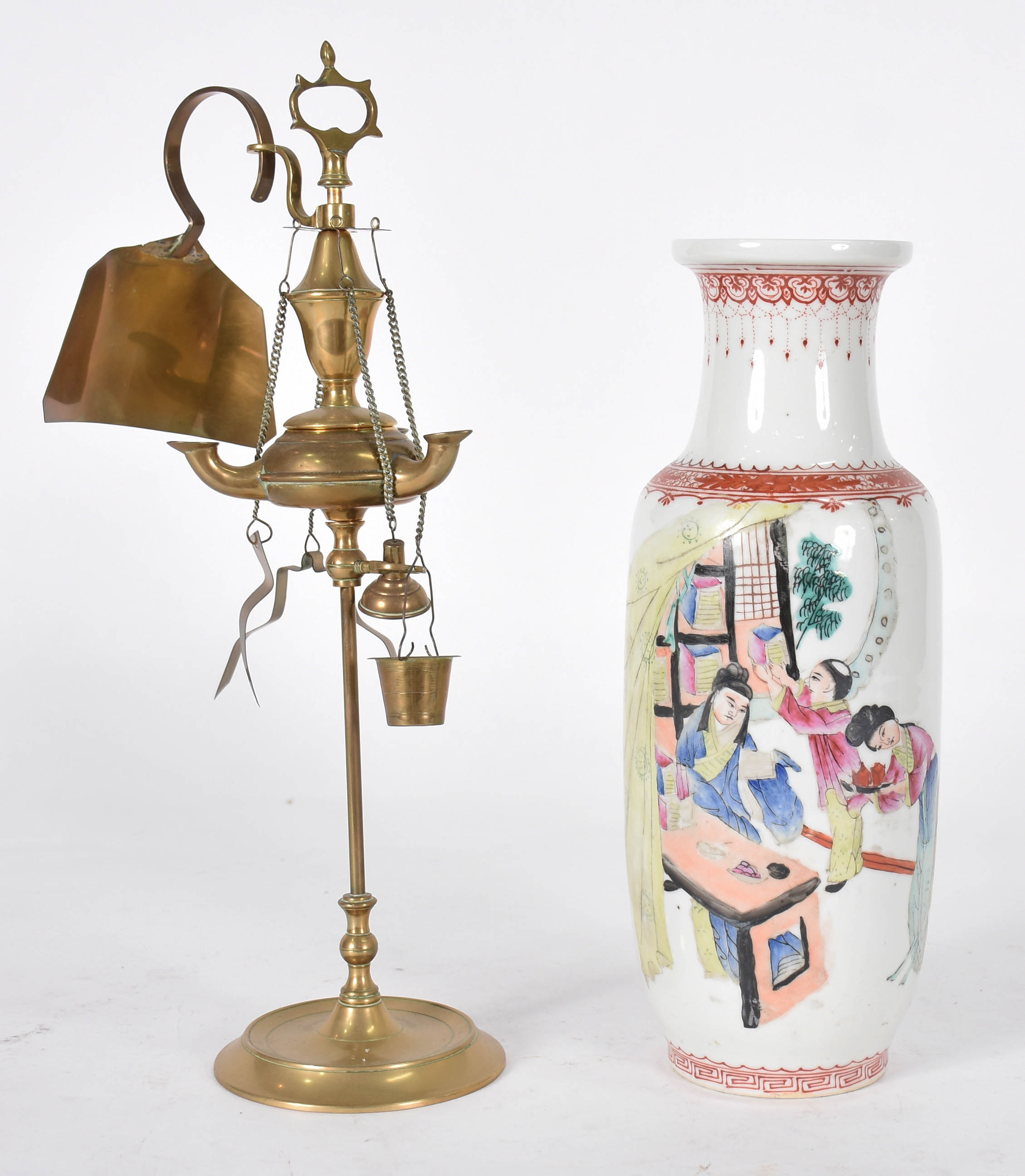 Duas peças, sendo: Vaso de porcelana oriental e lamparina de metal... - foto 1 de 5