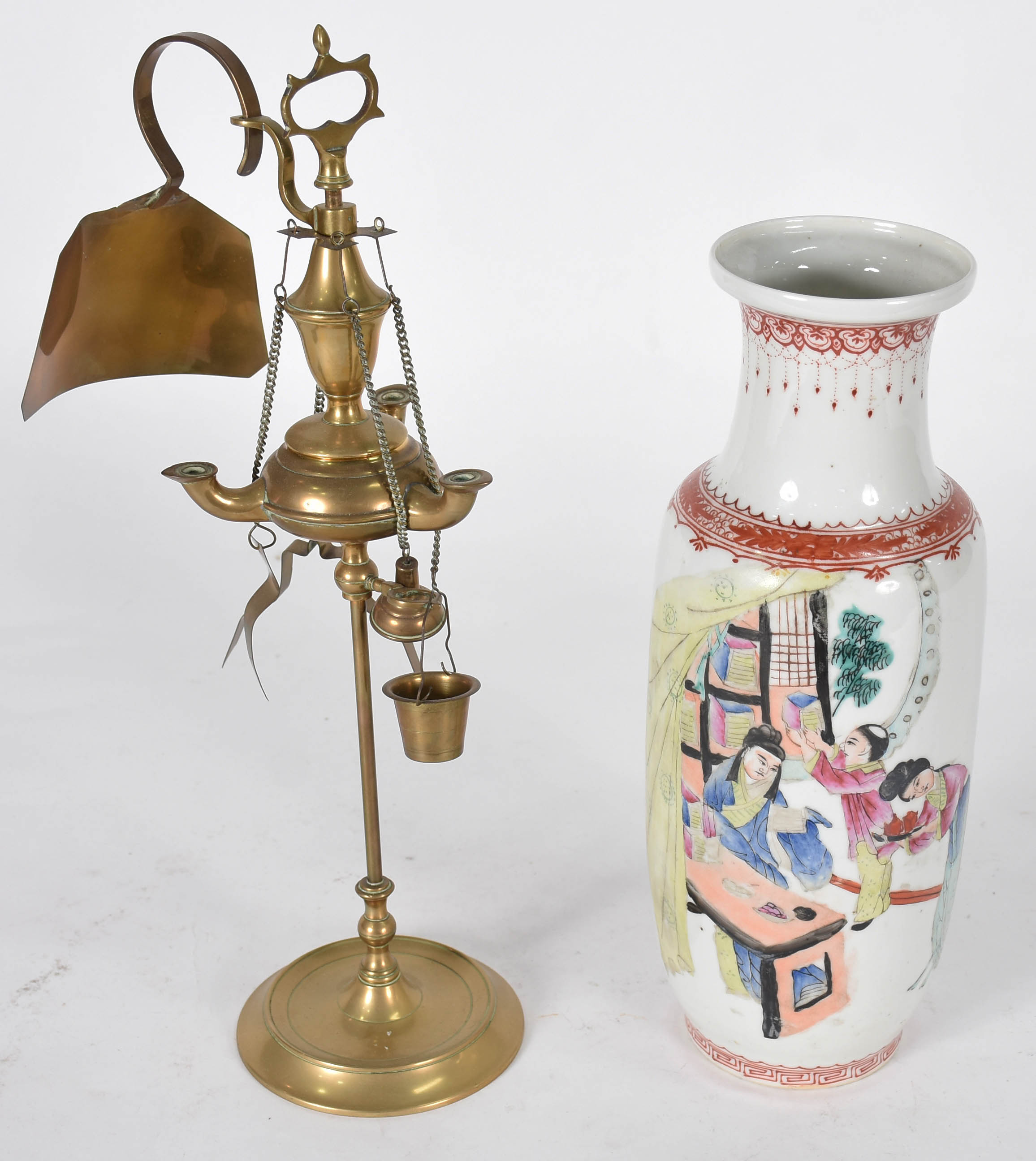 Duas peças, sendo: Vaso de porcelana oriental e lamparina de metal... - foto 2 de 5