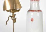 Duas peças, sendo: Vaso de porcelana oriental e... - Duas peças, sendo: Vaso de porcelana oriental e lamparina de metal dourado.