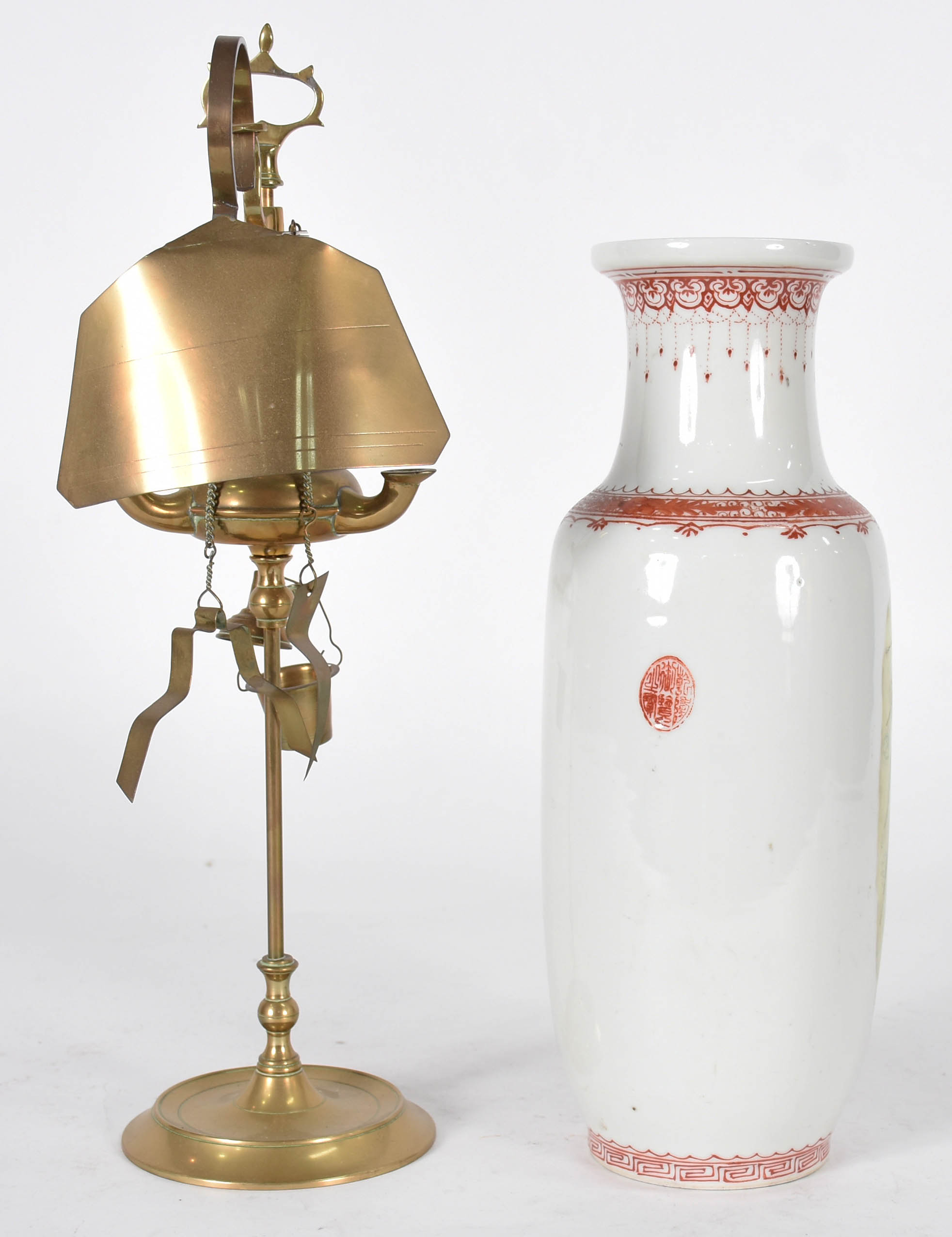 Duas peças, sendo: Vaso de porcelana oriental e lamparina de metal... - foto 3 de 5