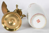 Duas peças, sendo: Vaso de porcelana oriental e... - Duas peças, sendo: Vaso de porcelana oriental e lamparina de metal dourado.